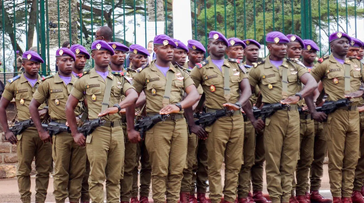 Soldados del Ejército de Camerún desfilan durante la ceremonia de investidura del presidente del país, Paul Biya