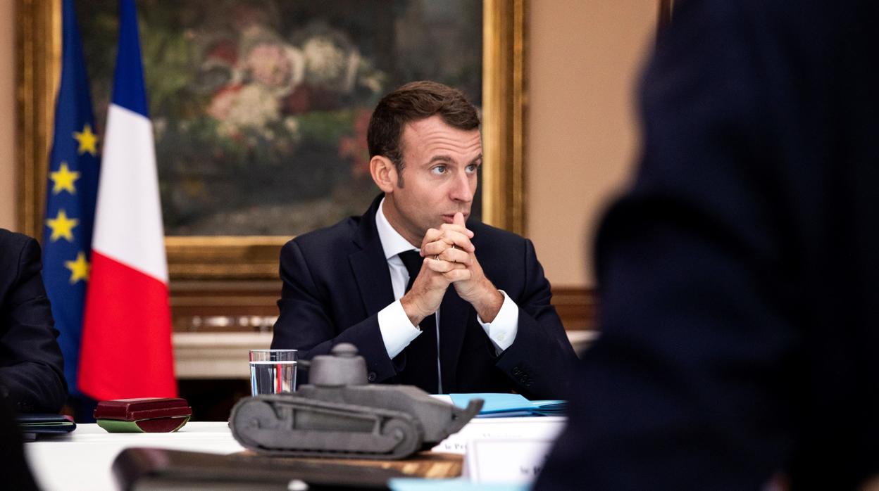 El presidente galo, Emmanuel Macron (c), preside el Consejo de Ministros