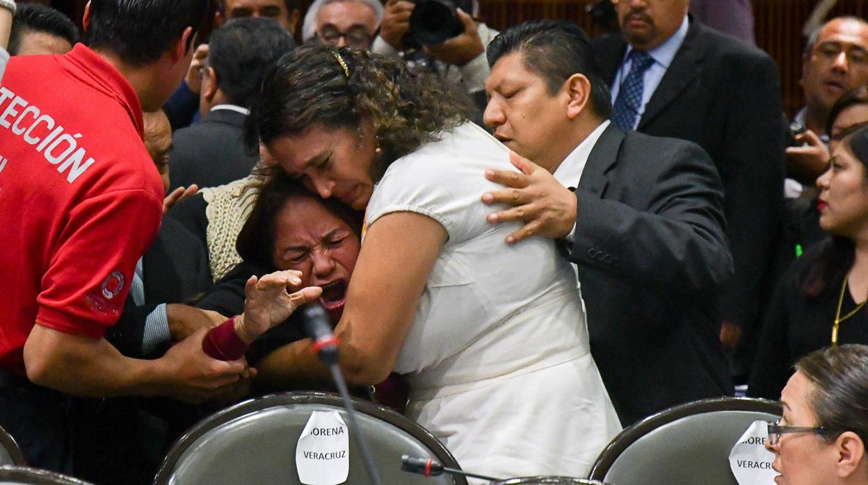 La diputada Carmen Medel, del Morena, tras la llamada que le informó del asesinato de su hija durante la jornada del Congreso mexicano