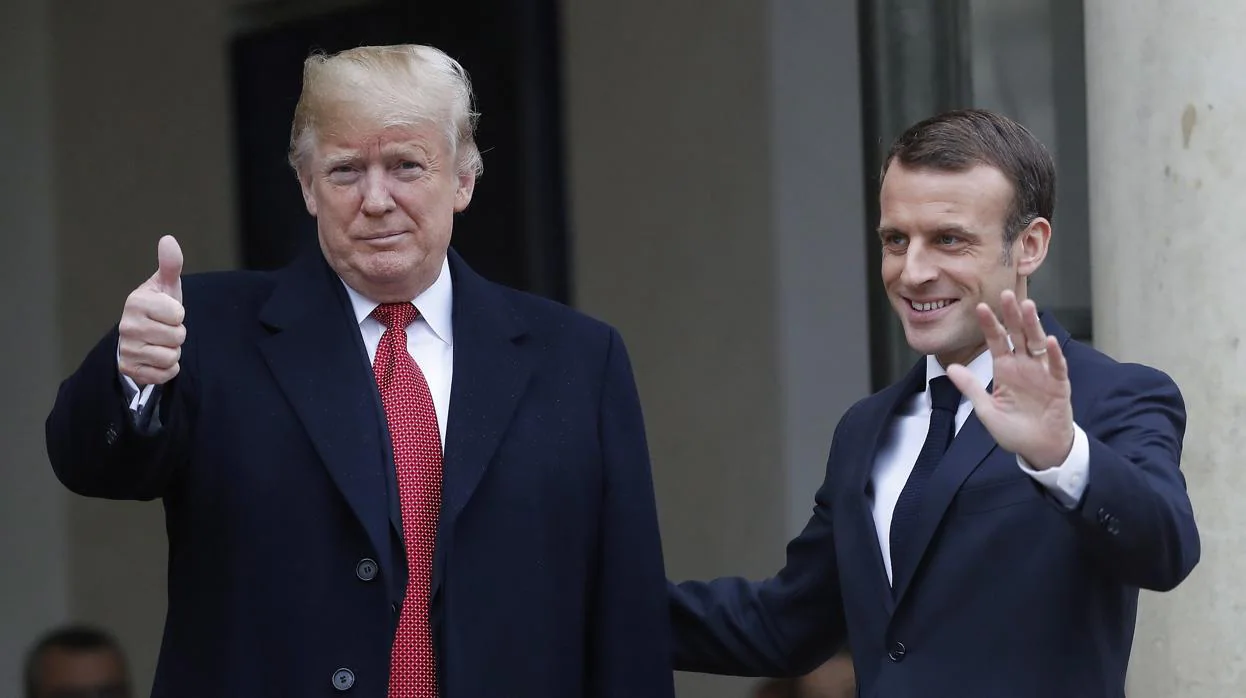 Donald Trump y Emmanuel Macron conversan en el Palacio del Elíseo