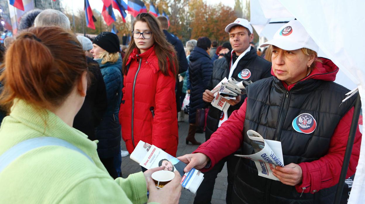 Los activistas entregan folletos de Denis Pushilin en Donetsk