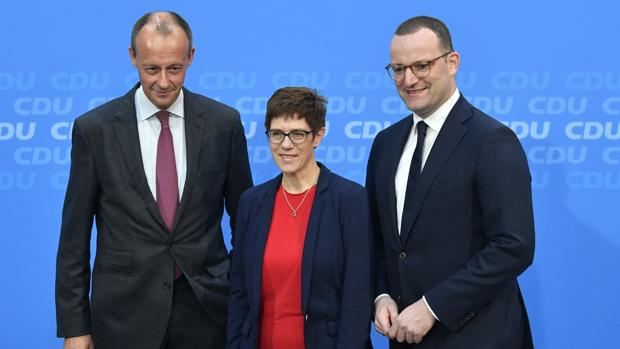 Merz desafía a la favorita de Merkel para liderar la CDU