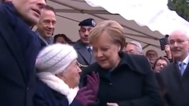 Una anciana francesa, a Angela Merkel: «¿Es usted la mujer de Macron?»