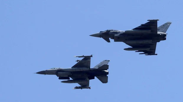 Dos F-16 del Ejército portugués escoltan a un avión en Lisboa y lo ayudan a aterrizar de emergencia