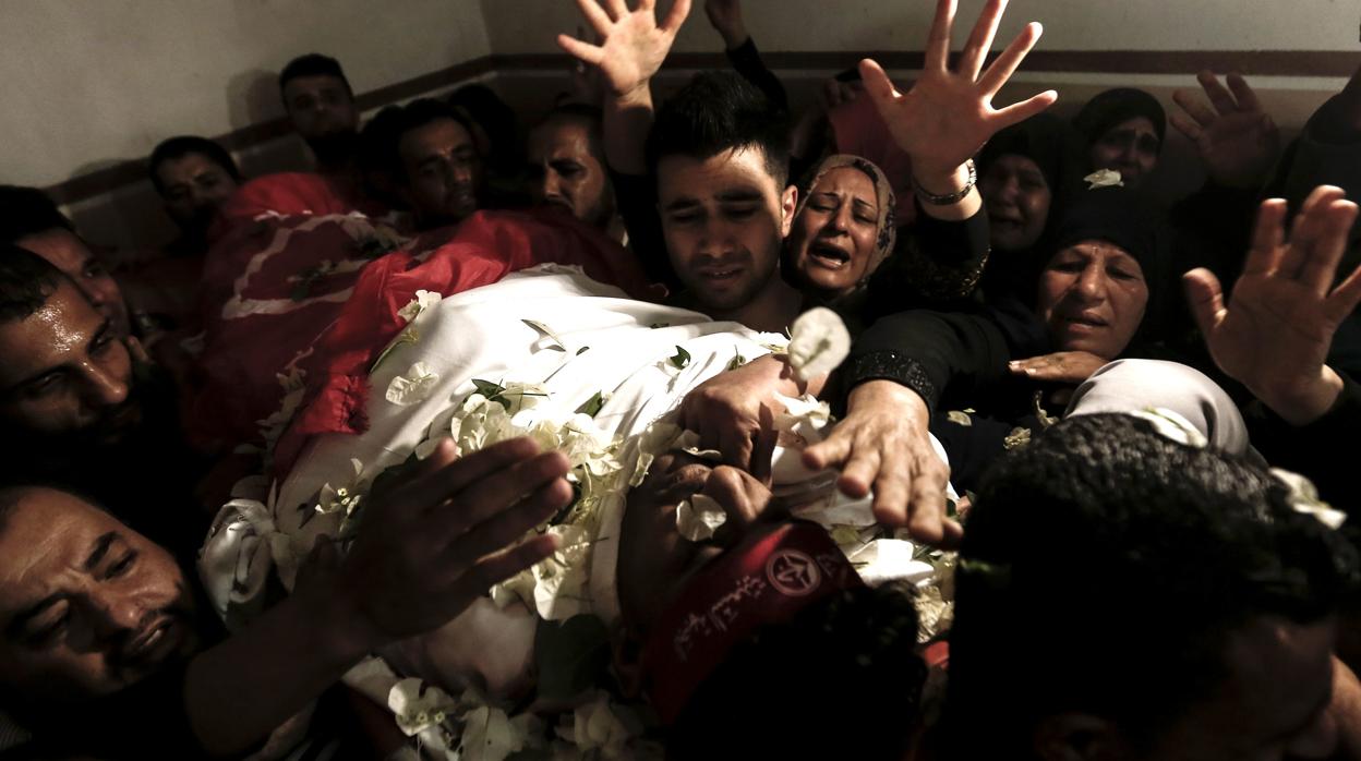 Escenas de dolor en Gaza durante el funeral de uno de los milicianos palestinos muertos