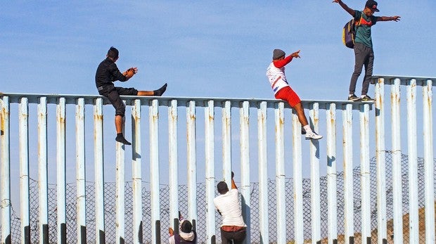 Decenas de inmigrantes centroamericanos de la caravana alcanzan la frontera con EE.UU.