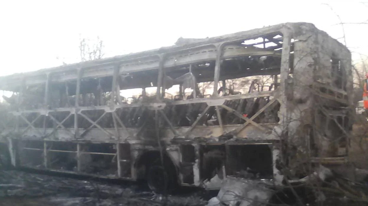 Estado en el que quedó el autobús, tras sufrir una explosión en cer ca deBeitbridge, Zimbabwe