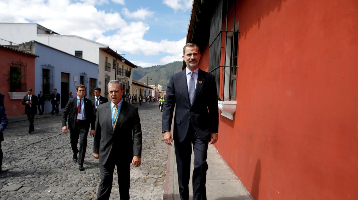 El Rey Felipe VI pasea por las calles de Antigua, acompañado por el embajador español Alfonso Portabales