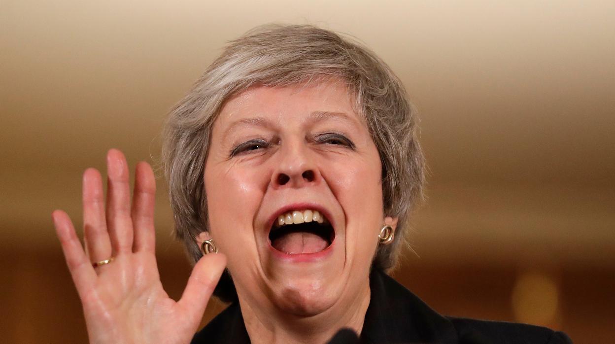 Theresa May resiste el fuego amigo contra su plan del Brexit
