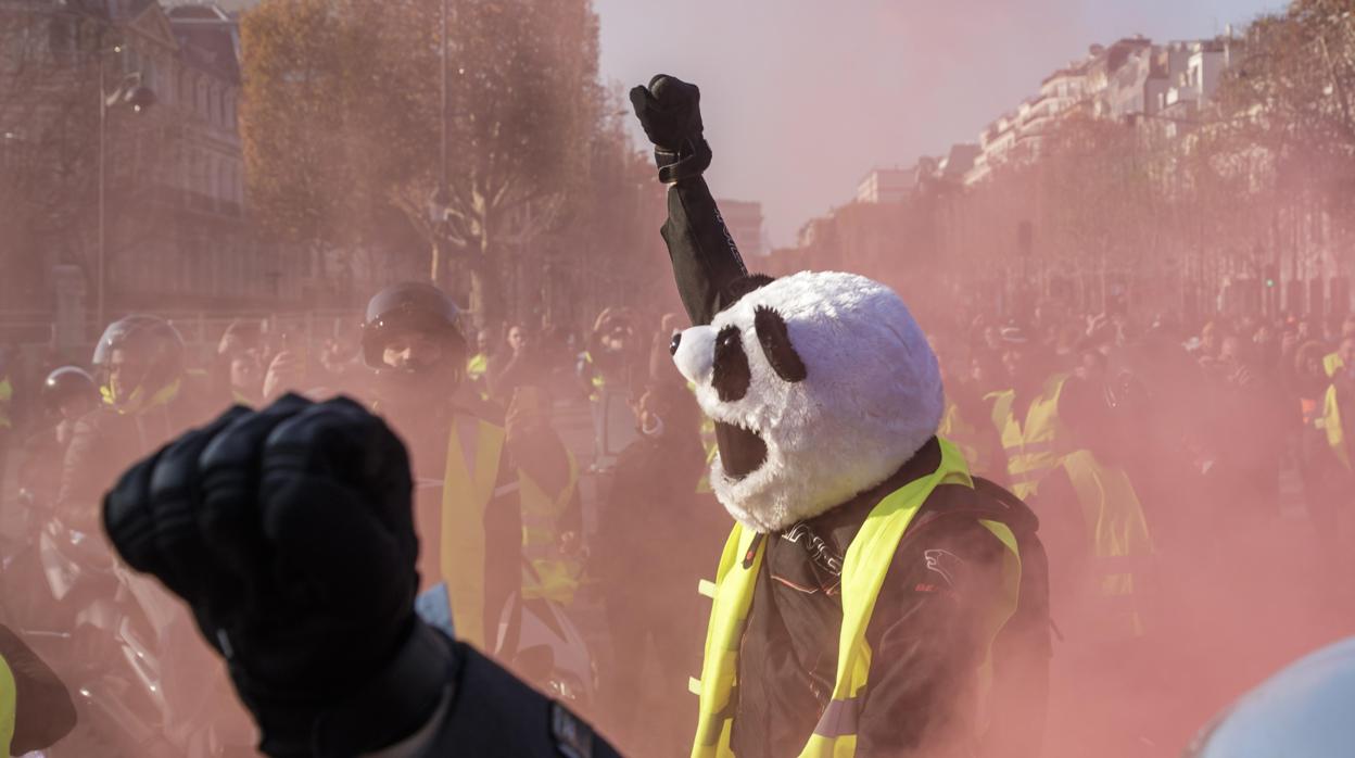 Varios manifestantes en los Campos Eliseos, ayer. Los chalecos amarillos se han convertido en un símbolo de estas movilizaciones