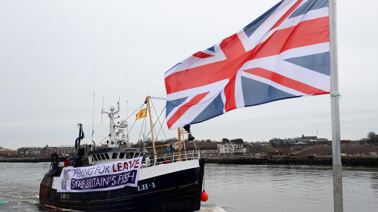 Los barcos pesqueros viajan por el río Tyne como parte de una protesta contra el acuerdo de transición al Brexit que haría que Gran Bretaña siguiera adherida a la Política Pesquera Común después de abandonar formalmente la UE