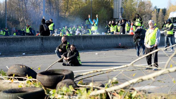 Un centenar de cortes de carreteras en Francia en el tercer día de protesta