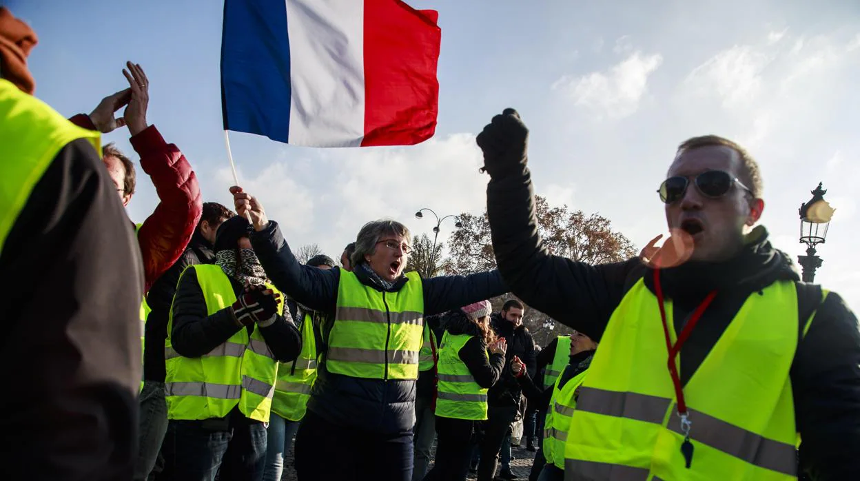 «Chalecos amarillos» protestan contra los precios del combustible en París