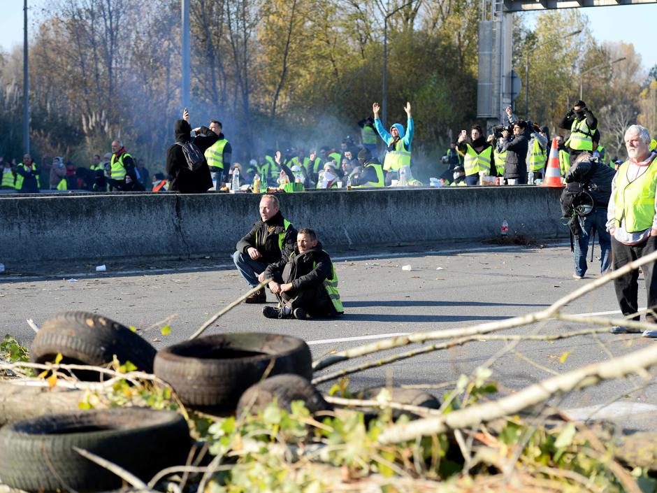 Manifestantes cortan el paso de una carretera en Francia