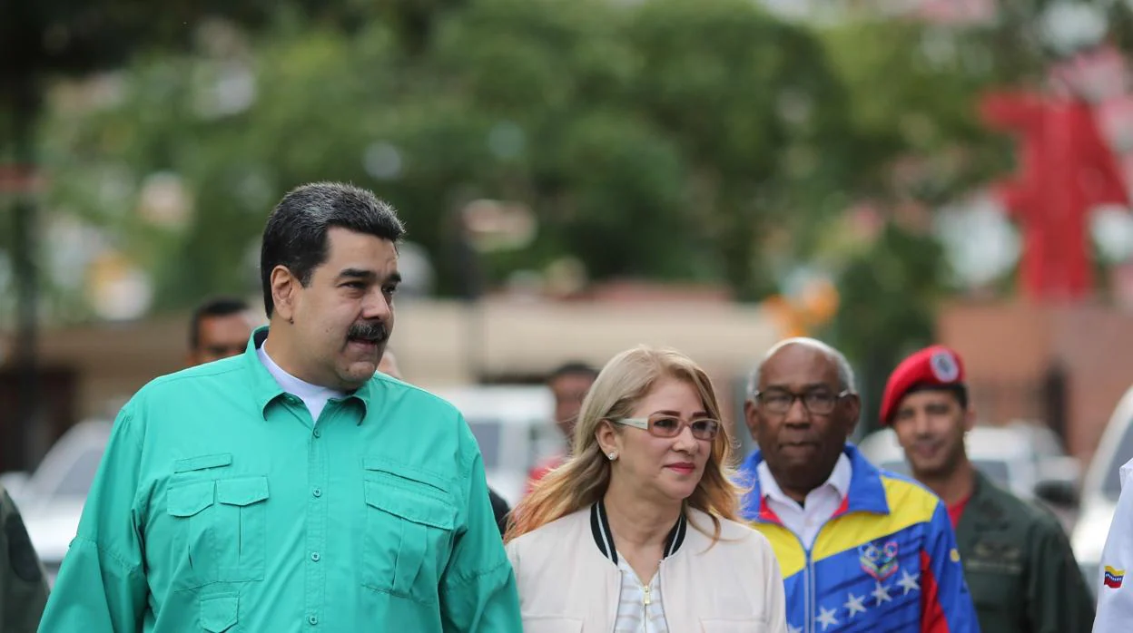 Nicolás Maduro, junto a su esposa, Cilia Flores
