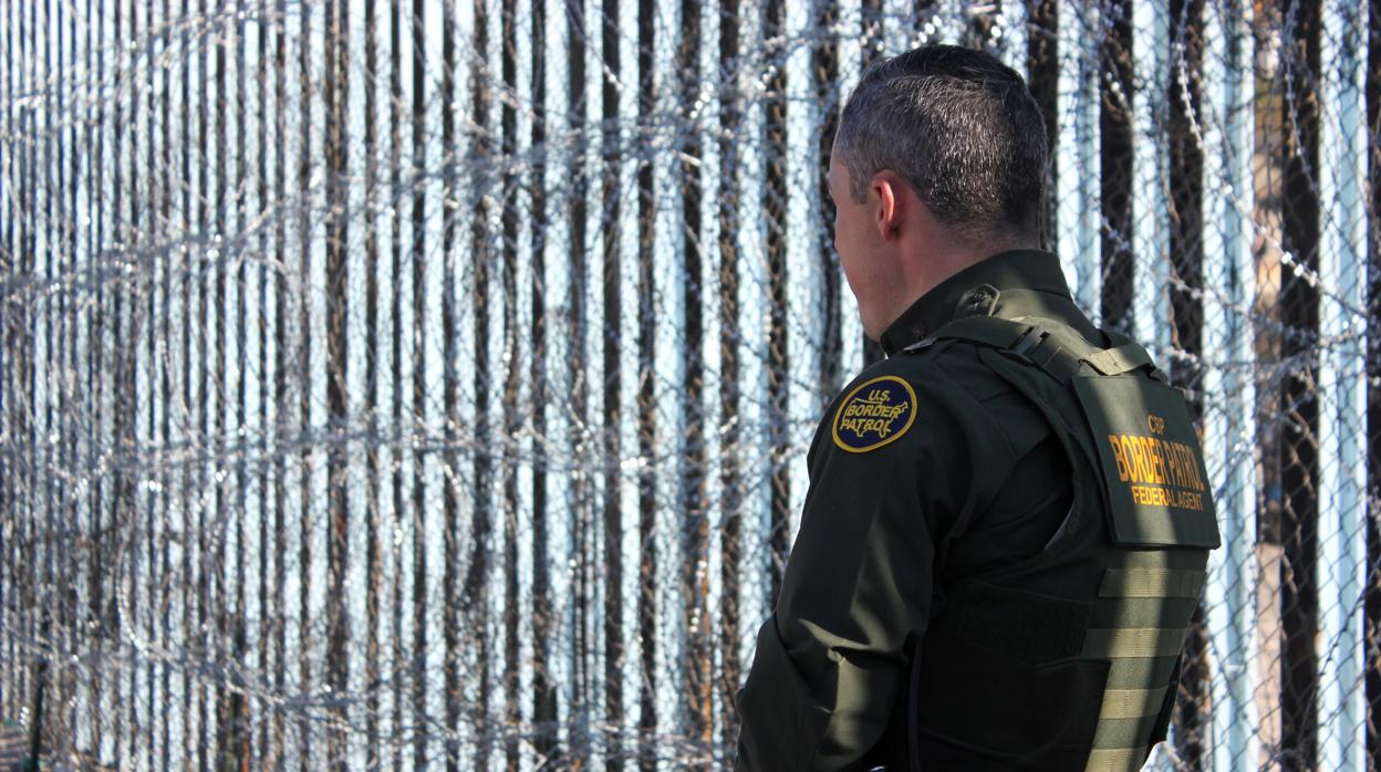 Un agente vigila la frontera entre San Diego (EE.UU.) y Tijuana (México)