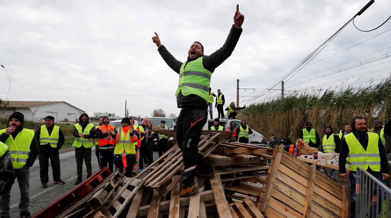 Manifestantes vestidos con chalecos amarillos bloquean el acceso a la refineria de Frontignan, al sur de Francia