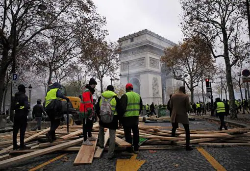 Los manifestantes colocan barricadas en las calles de París