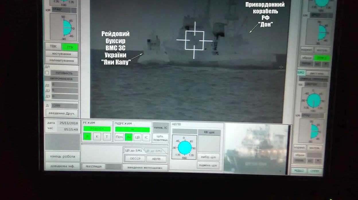 Una pantalla muestra a un barco de los guardacostas rusos tratando de frenar al remolcador ucraniano
