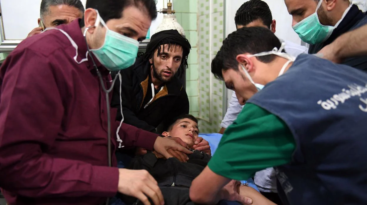 Médicos atiendes a un niño con síntomas de asfixia en el hospital al-Razi en la ciudad norteña de Alepo