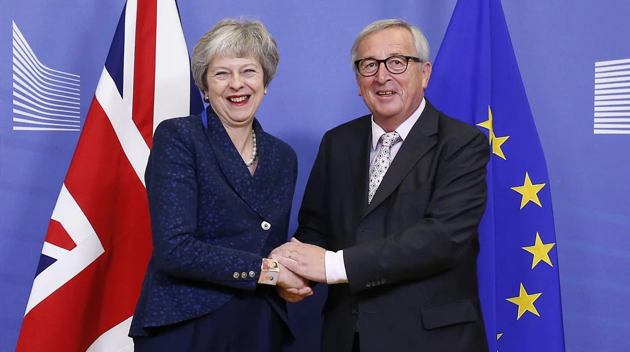 Theresa May con Jean-Claude Juncker