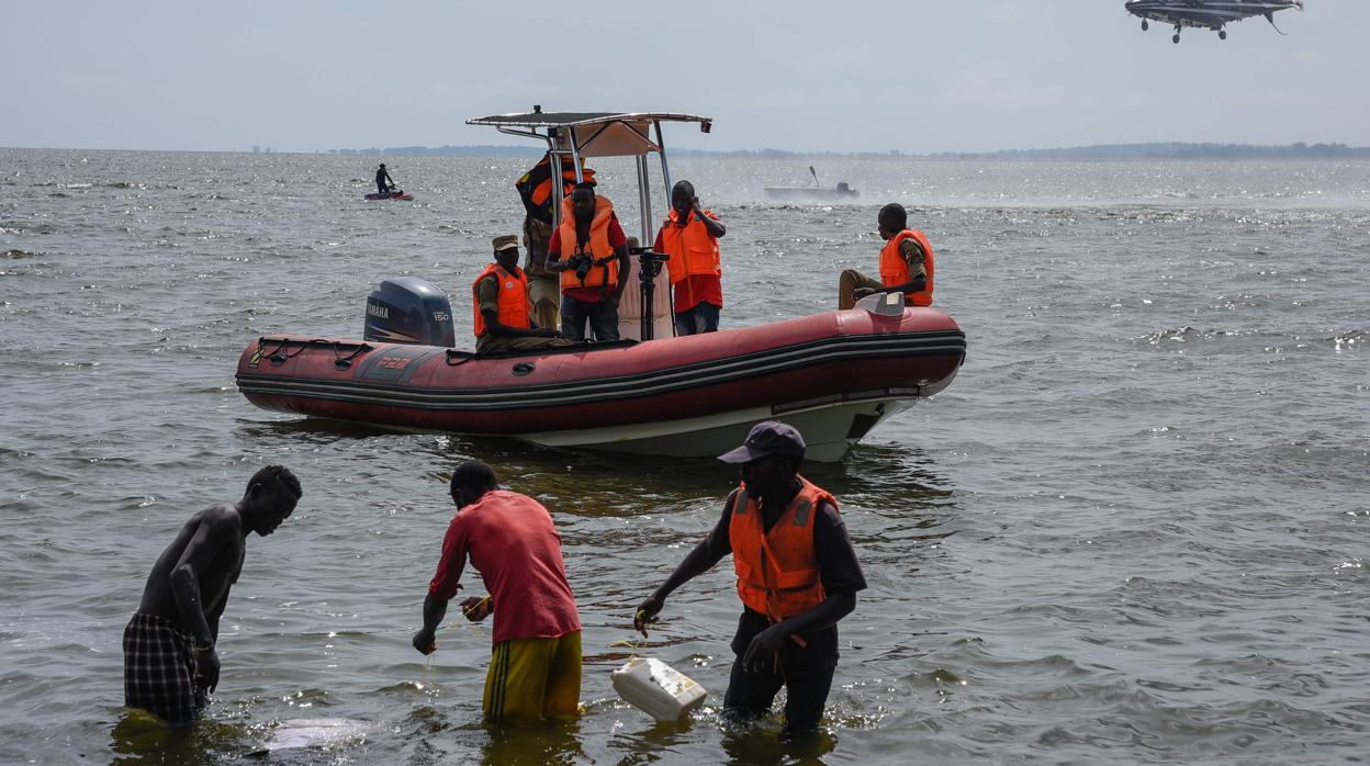 Al menos 31 muertos tras volcar un barco con el doble de pasajeros permitidos en el Lago Victoria en Uganda