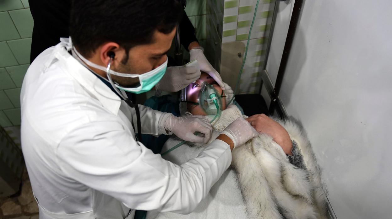 Una mujer siria recibe tratamiento en un hospital de Alepo