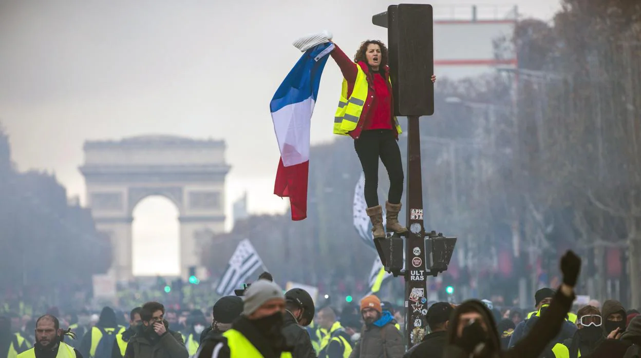 Protesta de los chalecos amarillos en la Avenida de los Campos Elíseos de París