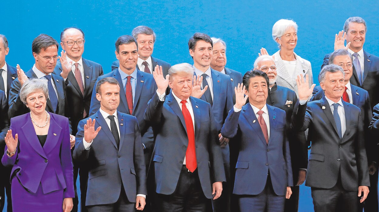 Pedro Sánchez, en segunda fila, junto al resto de líderes del G20