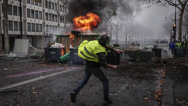 Francia estudia aplicar el estado de emergencia si siguen los disturbios de los «chalecos amarillos»