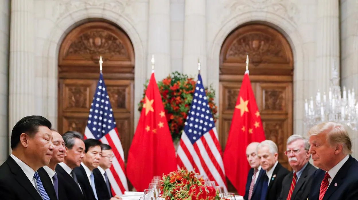 El presidente Trump y su homólogo chino, Xi Jinping, con sus respectivos equipos, durante su encuentro/cena en Buenos Aires