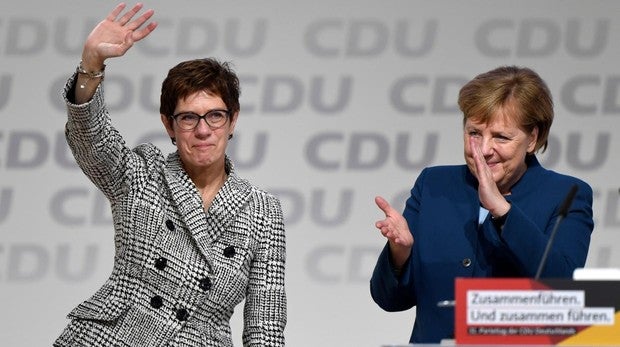 La centrista Kramp-Karrenbauer, nueva líder de la CDU en sustitución de Angela Merkel