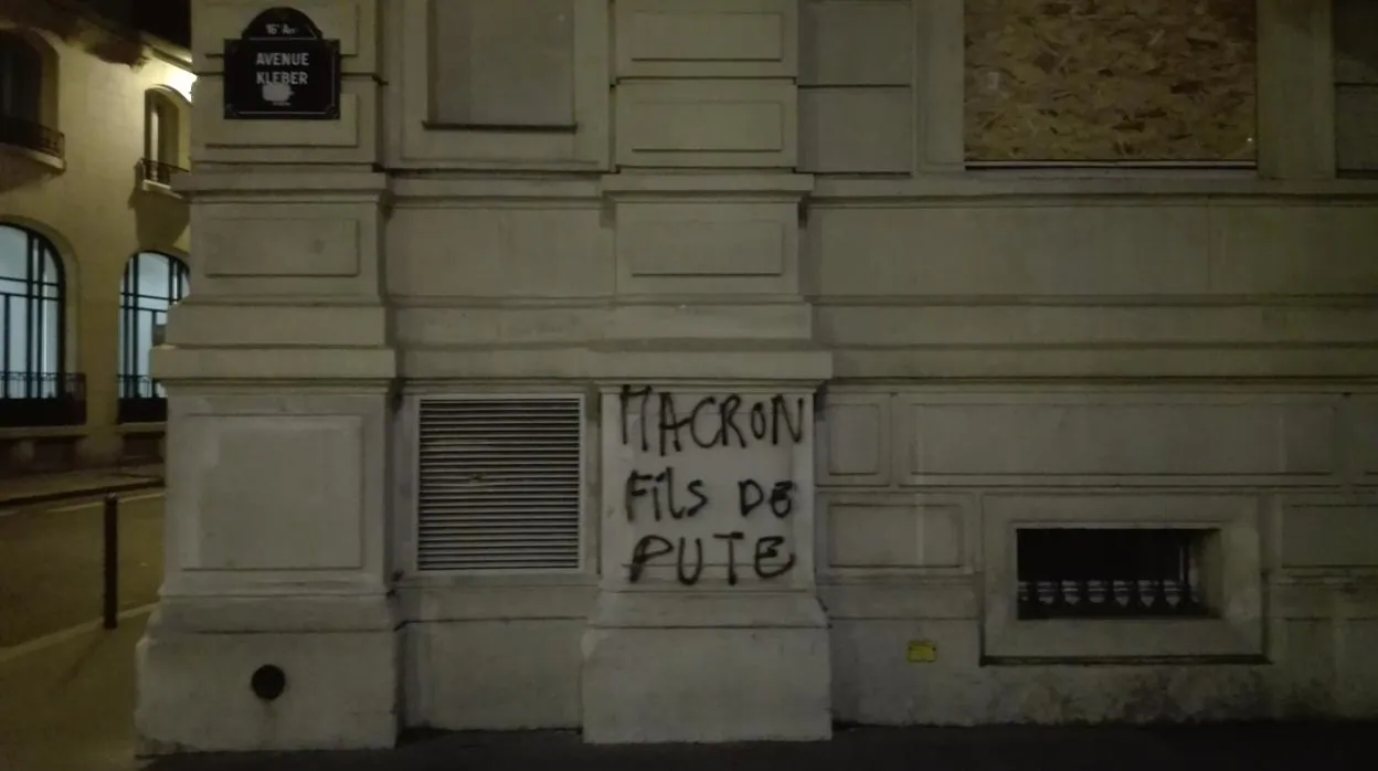 Una pintada insultante contra el presidente de Francia, Emmanuel Macron, al lado del Arco del Triunfo