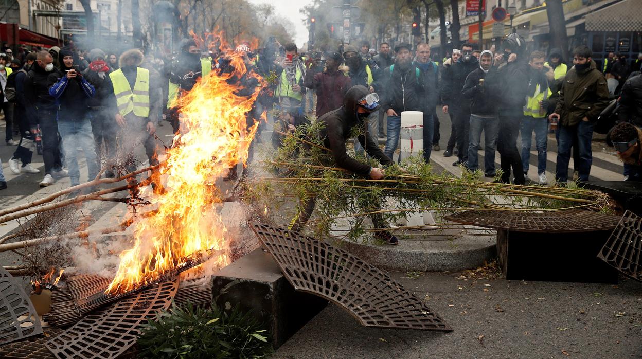 Los manifestantes incendiaron una barricada que habían erigido durante los enfrentamientos con la policía antidisturbios francesa