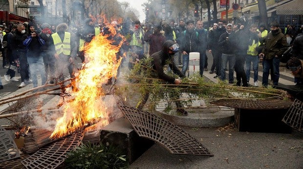 Infierno en las calles de París: comercios, bancos y coches pagan la ira de los «casseurs»