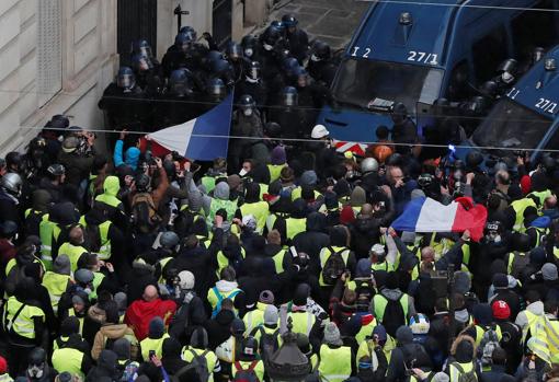 Un chaleco amarillo, en la manifestación de París: «Si Macron no reacciona, habrá contagio a otros países»