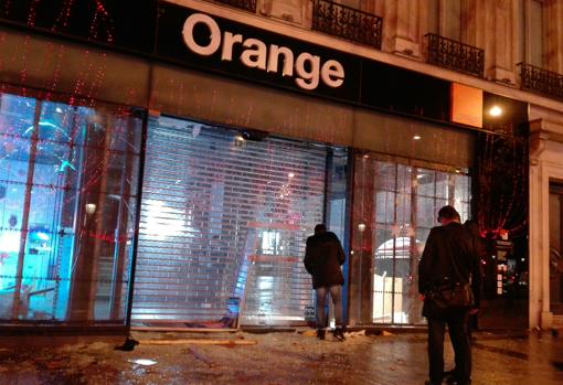 La tienda de Orange en los Campos Elíseos, con su escaparate destrozado