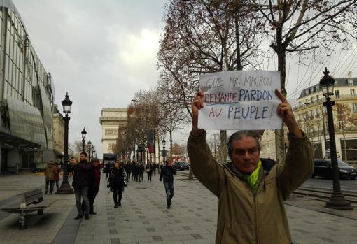 Un hombre llamado Pierre pide que Macron «pida perdón»
