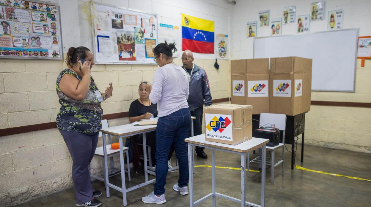 Ciudadanos votan en las elecciones de concejales hoy en Caracas