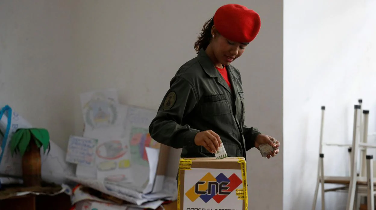 Una soldado vota durante la jornada electoral municipal del 9 de diciembre en Venezuela