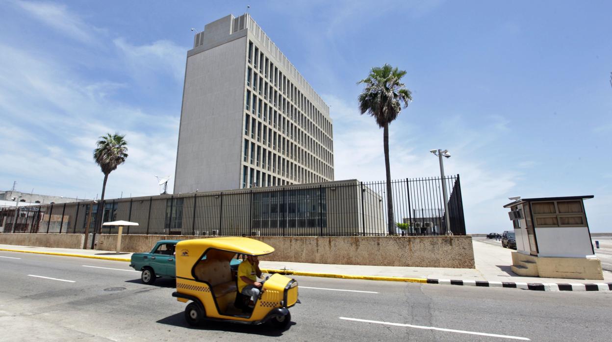 Varios coches pasa frente a la embajada de Estados Unidos en Cuba