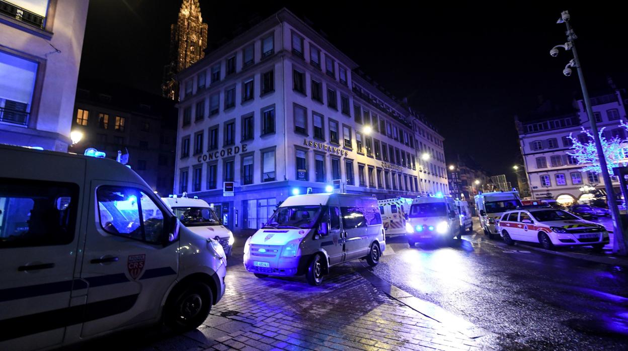 Vista de vehículos de emergencia en la zona del tiroteo mortal, en Estrasburgo