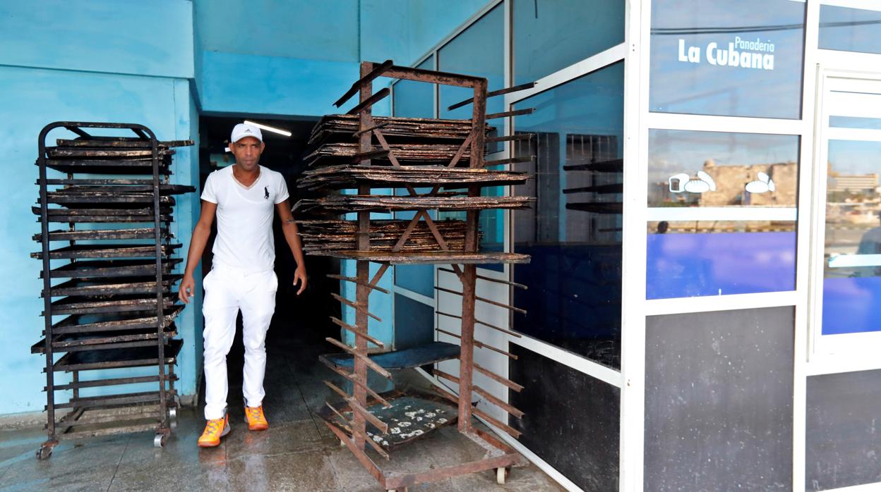 Un trabajador en una panadería, en La Habana