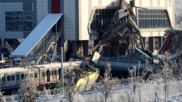 Al menos 7 muertos y 46 heridos al chocar un tren de alta velocidad en Ankara