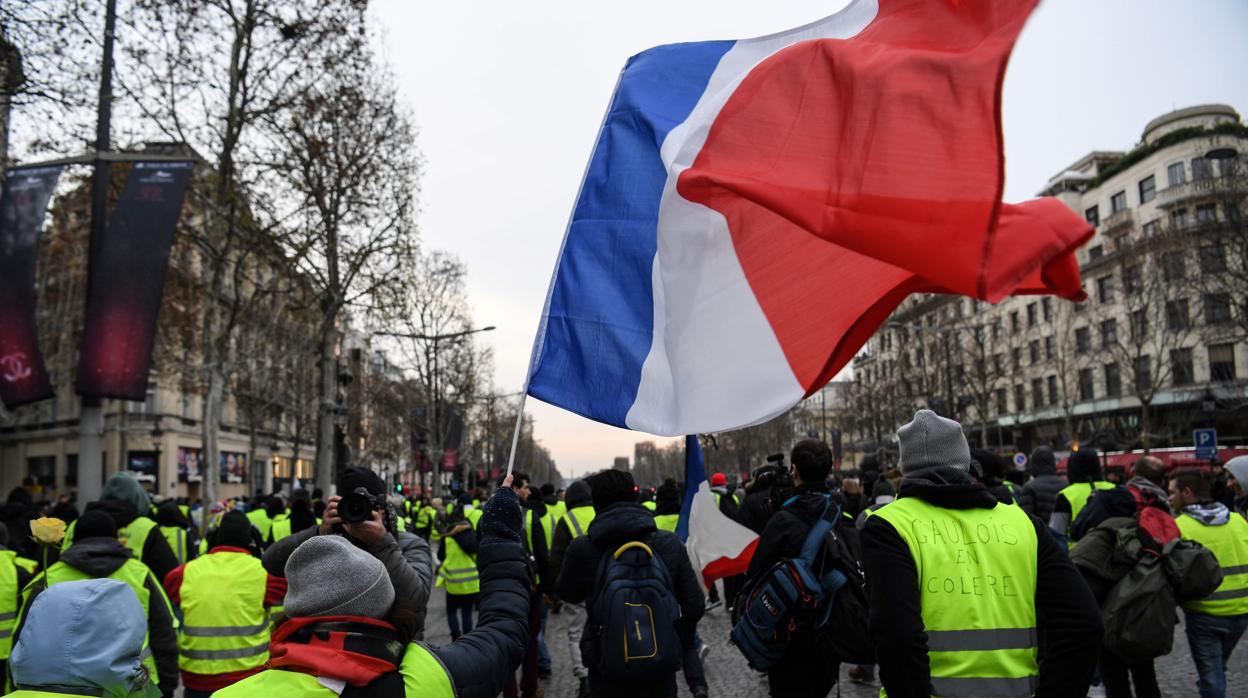 No cede la fiebre amarilla: 72 detenidos en París para evitar incidentes violentos