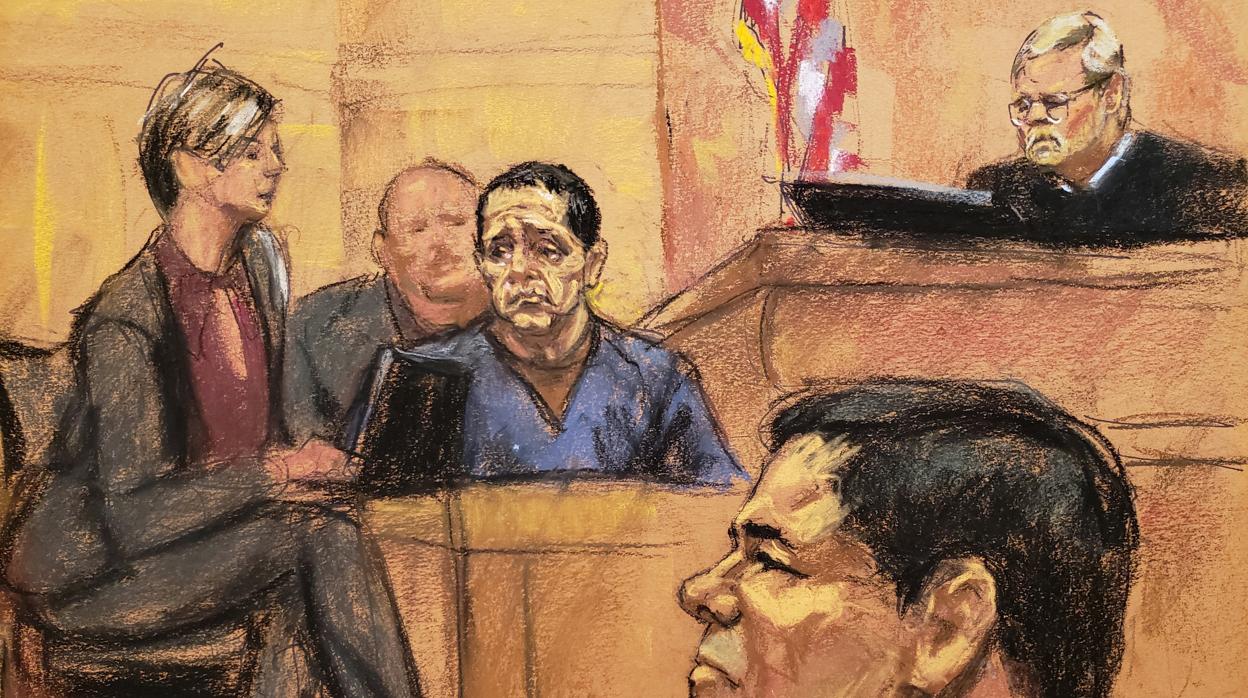 El Chapo, en primer término, observa mientras testifica Tirso Martínez-Sánchez, ante la mirada del juez Brian Cogan