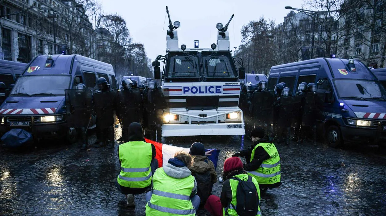 Protestas de los chalecos amarillos en los Campos Eliseos, en París