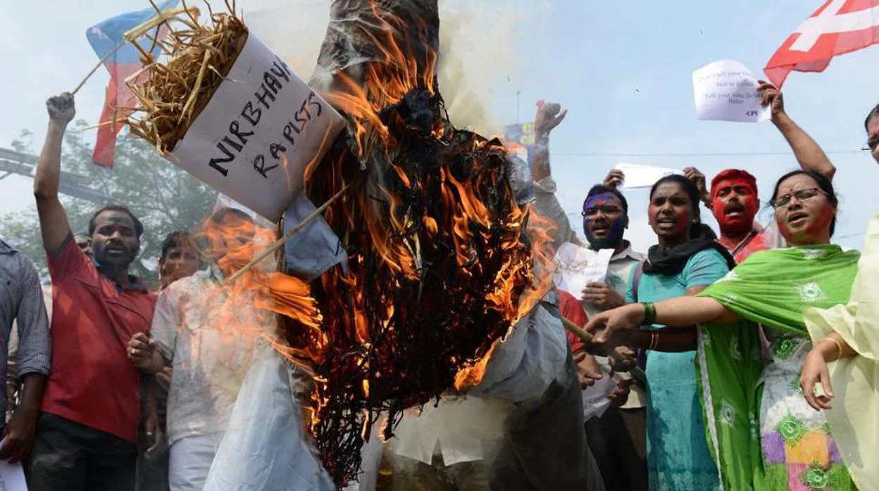 Los activistas queman una efigie que representa a los violadores involucrados en el ataque de 2012 a 'Nirbhaya', estudiante de Delhi