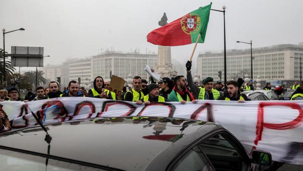 Los chalecos amarillos de Portugal cortan el tráfico para protestar por un incremento en el salario mínimo