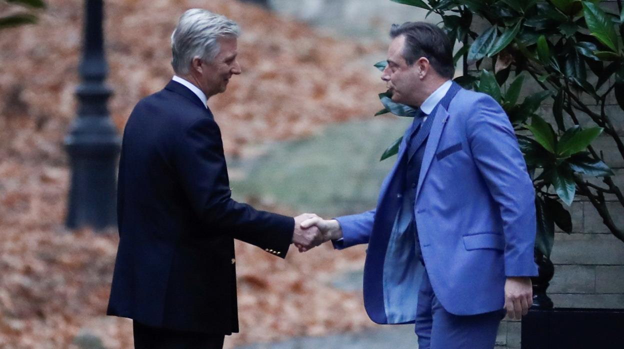 El rey Felipe de Bélgica estecha la mano al presidente del partido nacionalista flamenco N-VA, Bart De Wever